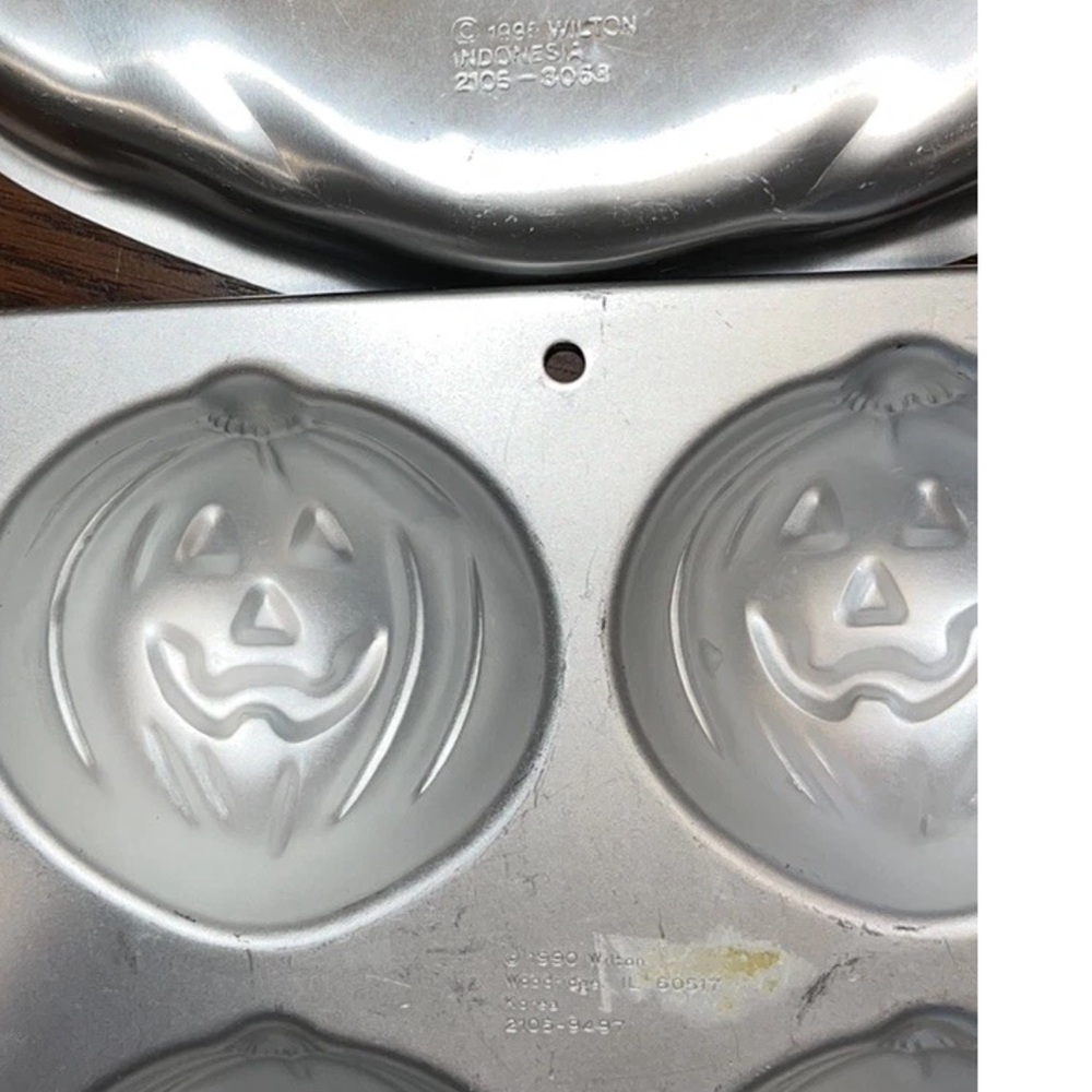 Wilton Pumpkin Cake Pan and Treat Pan set of 2 - Picture 2 of 12